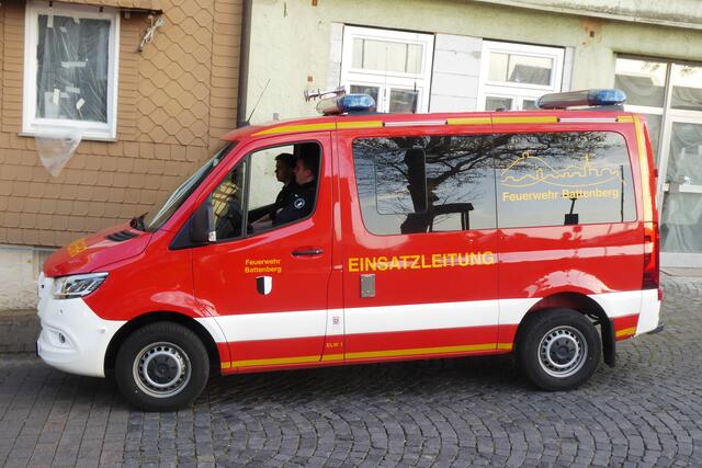 Die Freiwillige Feuerwehr steht auch für den Marsch durch die Stadt bereit. Das Fahrzeug der Einsatzleitung wartet auf dem Musikzug Battenberg.