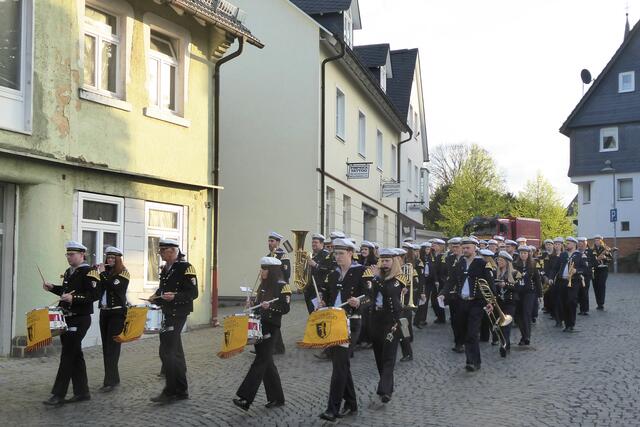 Abmarsch vom Marktplatz.