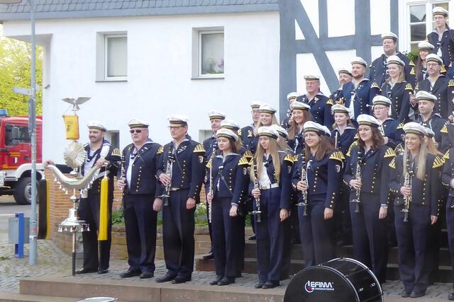 Der Musikzug Battenberg hat sich zum Gruppenfoto am Alten Rathaus aufgestellt.