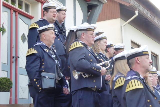 Gleich wird das Gruppenfoto erstellt, also Konzentration. 
