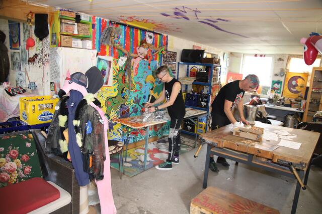 Unsere kunterbunte Gaulcrew bereitet das Kreativtraining für die Kids vom Museumsfest  im alten "Gaulstall (Pferdestall)" ,im Bauernhofatelier des Maskenmuseums vor