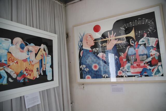 Tea Jurisic aus Kroatien hat hier im Atelier Dorfschmiede Brauchtum aus dem Balkan in plakativ überzogener Weise zu Bild gebracht. Zur Zeit arbeitet die bekannte Wall-Art-Künstlerin in Rijeka an einer 500 Meter langen Gebäudewand