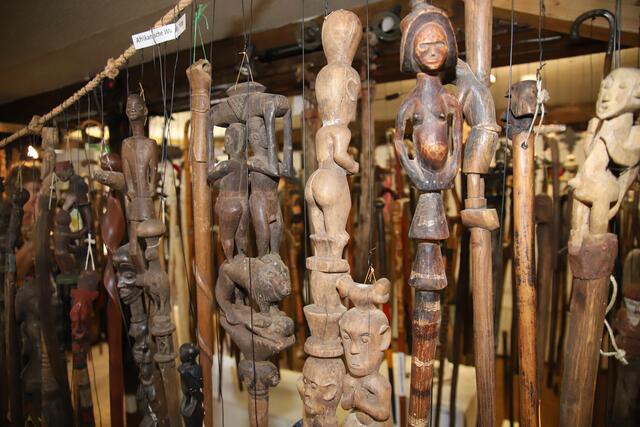 Afrikanische Würdestäbe bei der Ausstellung: "Patriarchale Symbole" im Maskenmuseum und Haus der Kulturen Diedorf