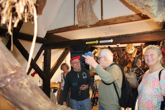 Michael Stöhr, der Museumsmacher, im Gespräch mit Künstlerkollegen aus München bei der Vernissage der Ausstellung: " Des Buben Stock, der Frauen Schale" beim Maifest 24 im Maskenmuseum 