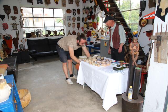 Der Töpfer und der Ölmüller im Atelier für Recyclingmasken beim Maifest am Maskenmuseum Diedorf