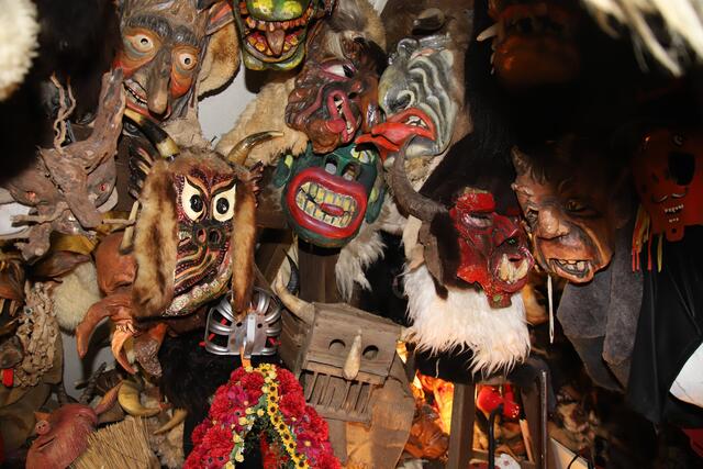 Gruseln erwünscht, kleiner Blick unter die 10.000 Masken der Dauerausstellung im Maskenmuseum Diedorf