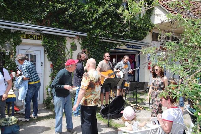 Die Westwood- Bluegrass-Band im Künstlerhof des Maskenmuseums