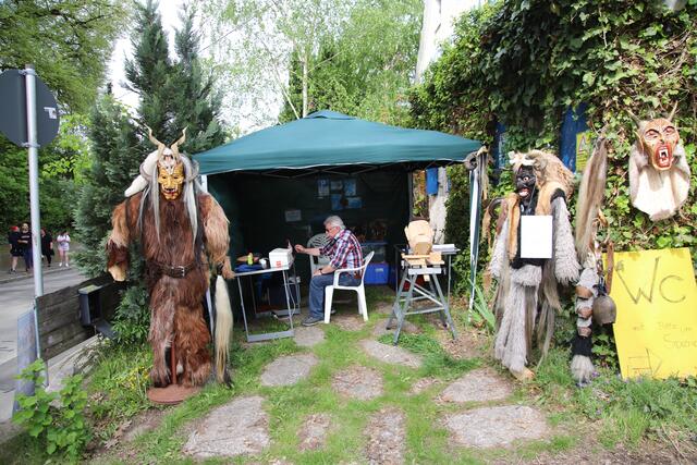 Ganz dämonisch wilde Masken schnitzen unsere Freunde von den "Glammhogga" aus Gablingen