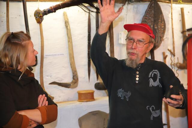 "So groß wollte ich immer sein und jetzt geh ich bald am Stock". Ausstellung : "patriarchale Symbole: Spazierstöcke, Zeremonialhacken und Würdestäbe im Maskenmuseum Diedorf