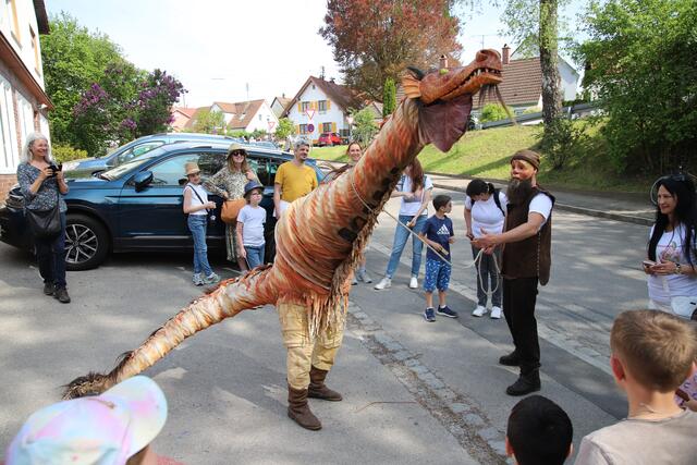 Alle wollen sie ein Foto vom Christian Schweiger, kriegen aber nur immer den Drachen vor die Linse, in dem der Christian, der ihn auch gebaut hat, drin steckt