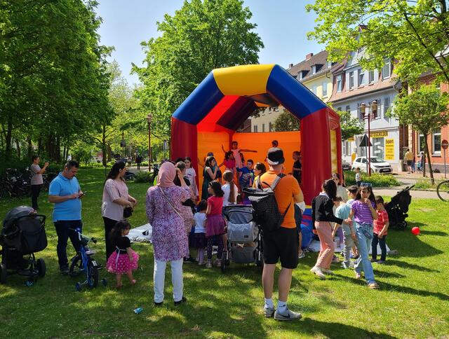 Für Kinder gab es eine Hüpfburg,  eine Torwand, Sackhüpfen und vieles mehr | Foto: DGB Lehrte 