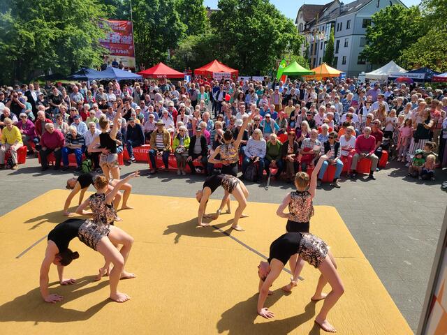 Umjubelter Auftritt der Sportakrobatinnen des MTV Ilten | Foto: DGB Lehrte