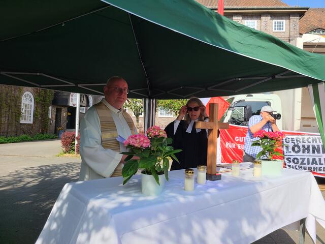 04-Pastorin Steingräber-Broder + Pfarrer Franz Kurth vor der Andacht | Foto: DGB  Lehrte