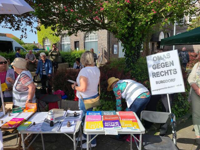 Viele Organisationen waren mit Infoständen vertreten - Omas gegen Rechts | Foto: DGB Lehrte