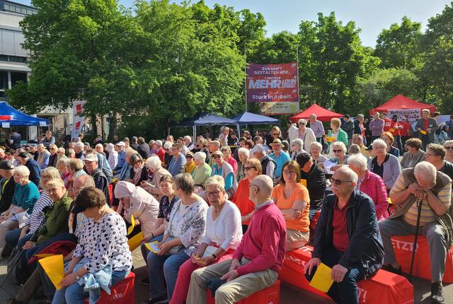 Mit 750 Besuchern ein gut gefüllter Rathausplatz | Foto: DGB Lehrte 