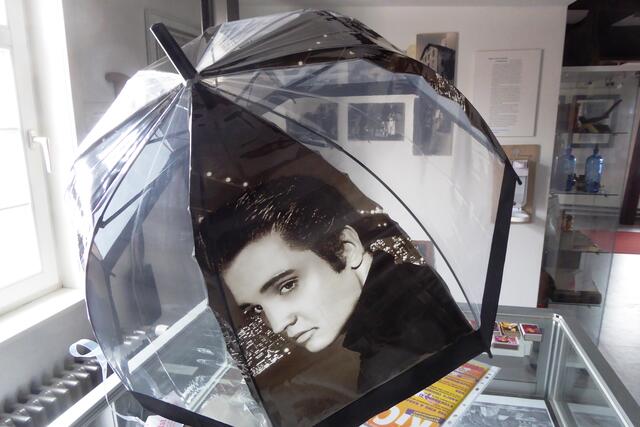 Ein Regenschirm mit Elvis-Motiv.