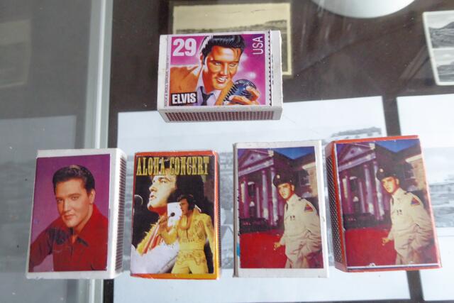 Streichholzschachteln mit Elvis-Motiven werden im Stadtmuseum gezeigt.