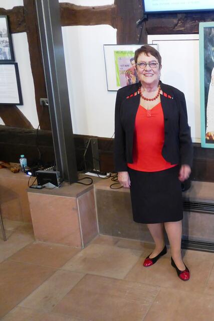 Elisabeth Skupin, die städtische Museumsbeauftragte, bei der Ausstellungseröffnung am 05.05.2024.