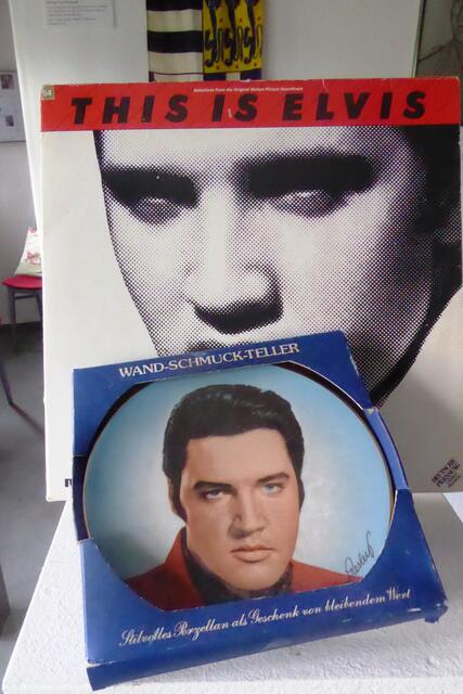 This is Elvis und ein Wand-Schmuck-Teller mit seinem Gesicht.