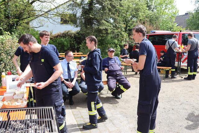 Kaltgetränke und Bratwurst zum Ausklang der Ausbildung