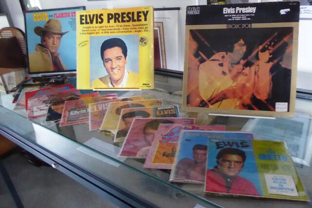 Eine Auswahl von Elvis-Schallplatten in der Sonderausstellung 2024.
