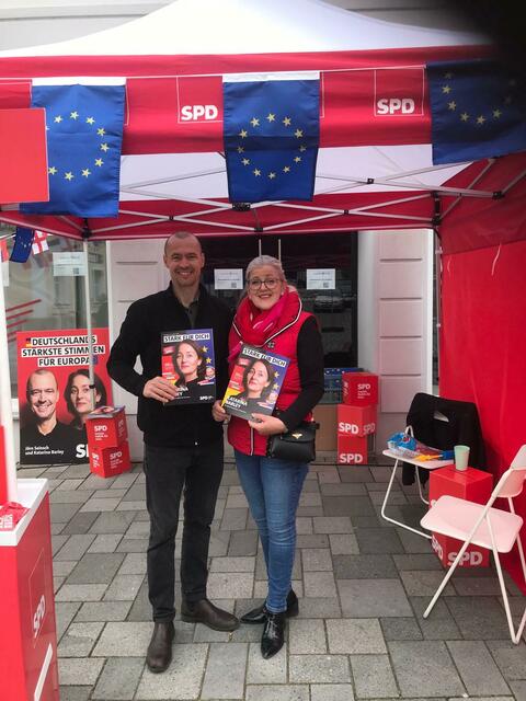 Jörn Seinsch und Ulrike Sasse-Feile verteilen Informationen zur Europawahl.