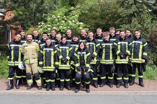 Die Teilnehmer der ersten Basisausbildung in der neuen Form nach bestandenem Abschluss
