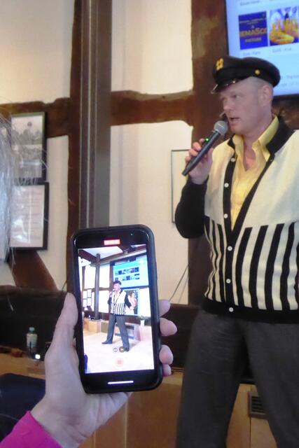 Freddy Albers singt zur Ausstellungseröffnung Lieder von Elvis Presley.