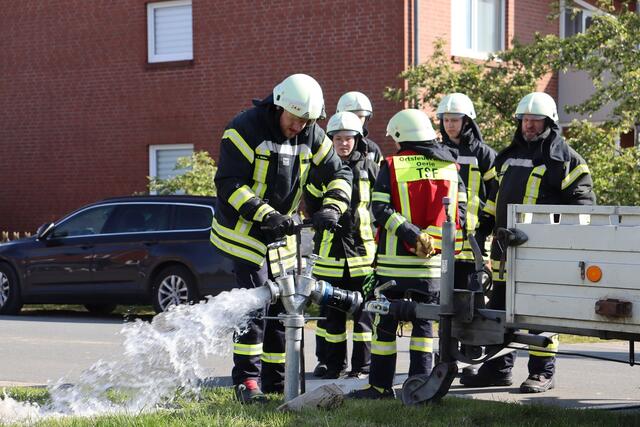 Auch das korrekte Setzen eines Stadtrohres war Bestandteil der Abschlussübung