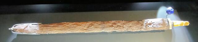 Schwert mit magischer Schwertperle aus dem 7. Jh, Alanmannen
diese Schwerter wurde oft in Mooren als Opfer deponiert
Gutenstein, Fundort: Lkr Sigmaringen, befindet sich noch in Rußland