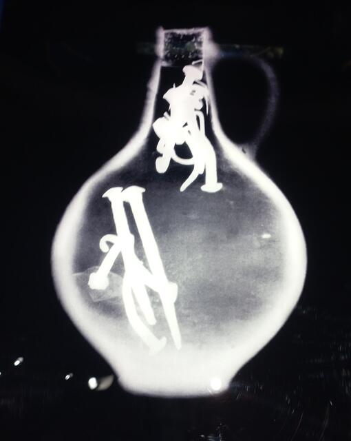 300 Jahre alte Hexenflasche aus Greenwich, UK
importierte Bartmannflasche
Inhalt: menschliche Haare, Fingernägel, Messingnägel, Lederstück in Herzform und Urin, wurde Nähe eines Herdes aufbewahrt, Abwehrzauber