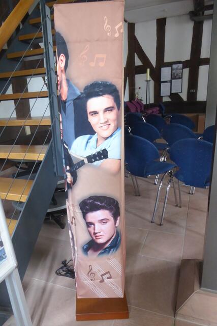 Eine Leuchte, umspannt mit Bildern von Elvis, steht in der Sonderausstellung im Alten Rathaus.