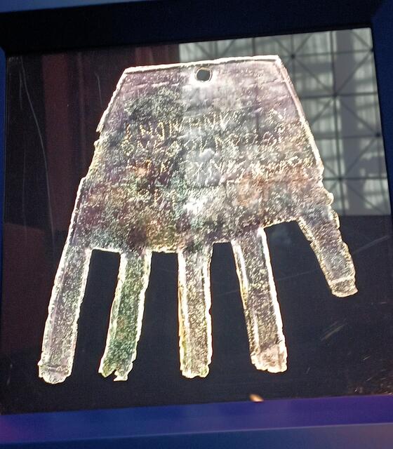 Navarra, Spanien
eine Hand aus Bronze mit einer mehrzeiligen protobaskischen Inschrift "Sorioneku" - viel Glück
1. Jh vor Chr.
