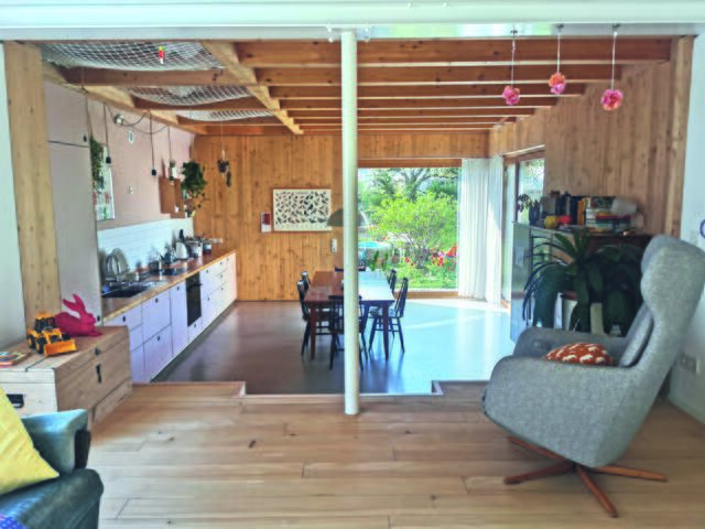 Der offene und helle Küchen- und Essbereich lädt zum Verweilen und Genießen ein. | Foto: Sandra Kost