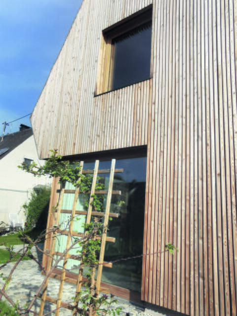 Die Holzfassade des Anbaus ist ein echter Hingucker. | Foto: Sandra Kost