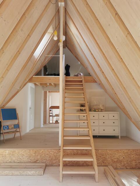 Treppenaufgang bis unter den Dachgiebel | Foto: Sandra Kost