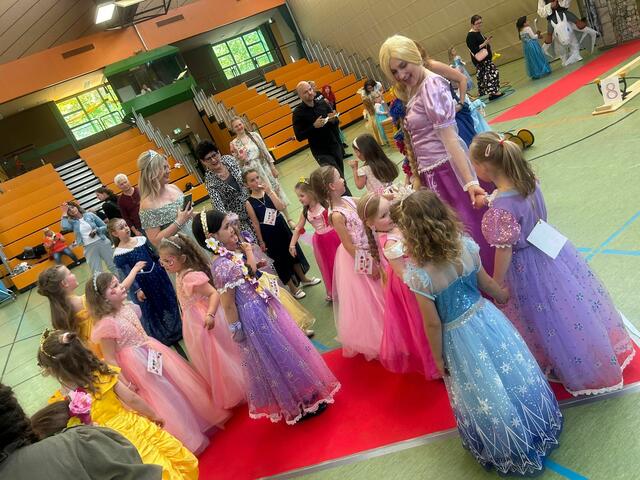 Mit dem Prinzessinnen tanzen und sie gautnah erleben zu dürfen war für die Kinder ein Highlight  | Foto: Tanzgalerie Kuschill 