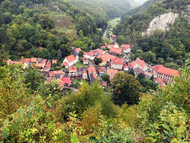 Blick von der Queste auf Questenberg, fast in der Mitte des Bildes führt die Hirtengasse hinauf zu den beiden Bachschwinden