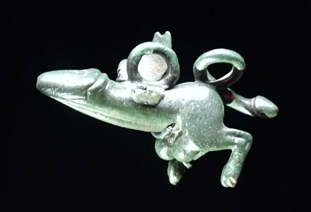 kleiner Bronze Phallus, half gegen den Bösen Blick, so auch die Fica,
jedenfalls in Pompij und Herakleum, aber auch überall in der antiken Welt,
es gab sie in den verschiedensten Größen, Materialien und Formen
als Lampen, Beschläge und auch als Amulettschmuck
all dies beaß eine besondere Wirkkraft