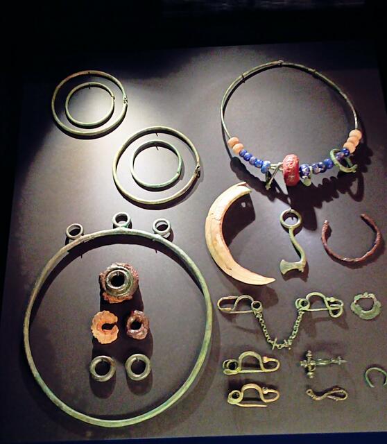 Grabbeigaben eines 9-10 jährigen Mädchens, 
magische Amulette,  Fiebeln, Perlen, Bronzereif mit Drathringen eine Miniaturaxt...
4.-5. Jh. v. Chr., Keltenmuseum Hallein