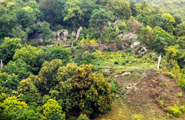 Blick von der Queste hinüber zur Burgruine Questenburg