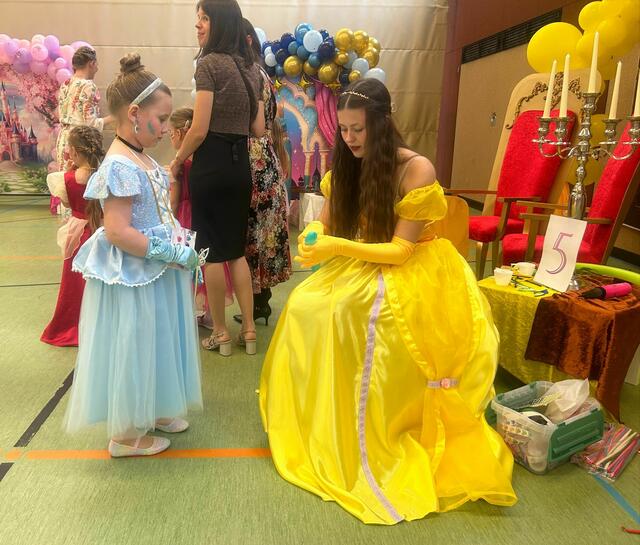 Luftballontiere modellieren bei Belle | Foto: Tanzgalerie Kuschill 