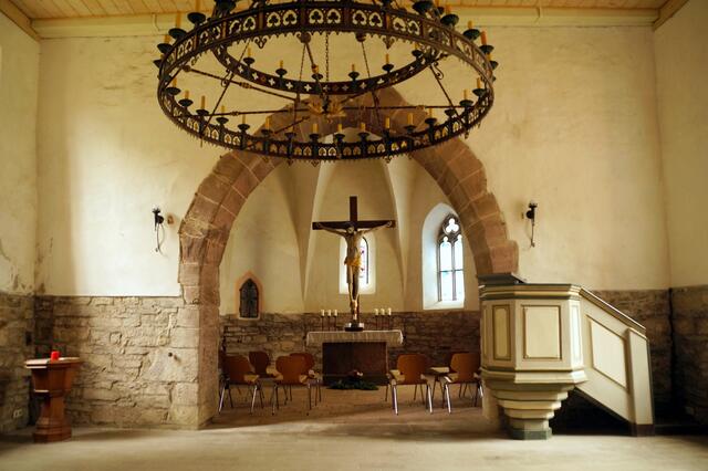 Blick in die Kirche St. Mariä Geburt mit dem Triumpfbogen, erstmalige Erwähnung der Kirche erfolgte im Jahre 1305