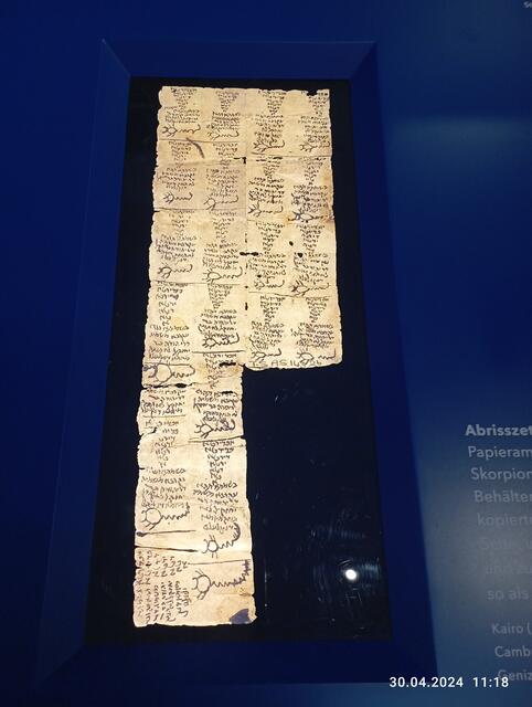 Papieramulette zur Abwehr von Skorpionen, Kairo,  Ägypten, 11.-12. Jh. AD
Cambridge University Library
