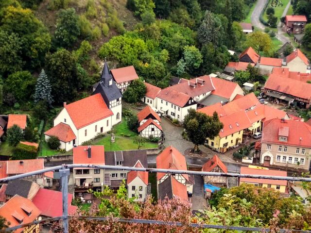 Blick von der Queste auf Questenberg mit der Kirche St. Maria Geburt 