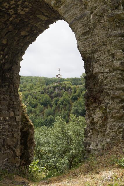 Blick durch einen gotischen Torbogen? auf die Queste auf der anderen Seite des Nassetals