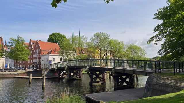Die Dankwartsbrücke führt herüber zur Uferpromenade an der Obertrave. Foto: Helmut Kuzina