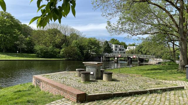 In der Grünanlage „An der Obertrave“ bietet es sich an, länger zu verweilen und alles zu beobachten. Foto: Helmut Kuzina