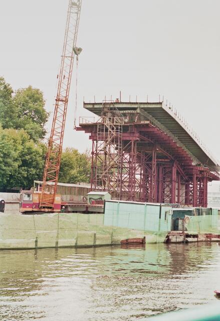 Auch so ein Prestigeprojekt. Eine neue Brücke über die Moskwa. Muss doch nicht immer Militärtechnik sein!