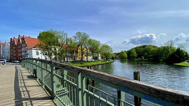 Ausblick von der Dankwartsbrücke auf die Altstadtinsel „An der Obertrave“. Foto: Helmut Kuzina